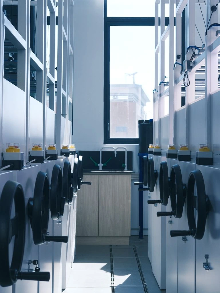 Ruang kontrol ERP di lantai pabrik manufaktur
